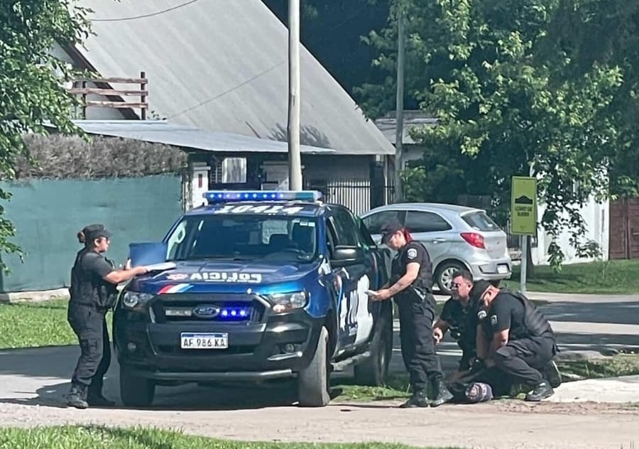 Llevaba un arma blanca, vecinos alertaron de inmediato al 911 y terminó detenido en el lugar